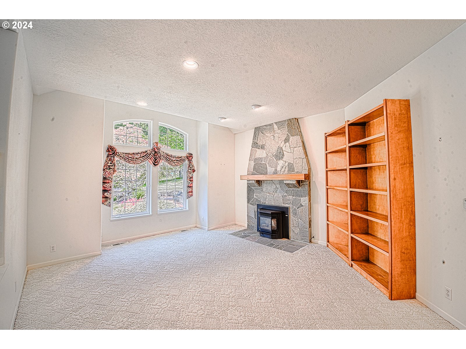 22202 Lindberg Road Clatskanie, OR 97016 - Photo 12 of 48 Living Room