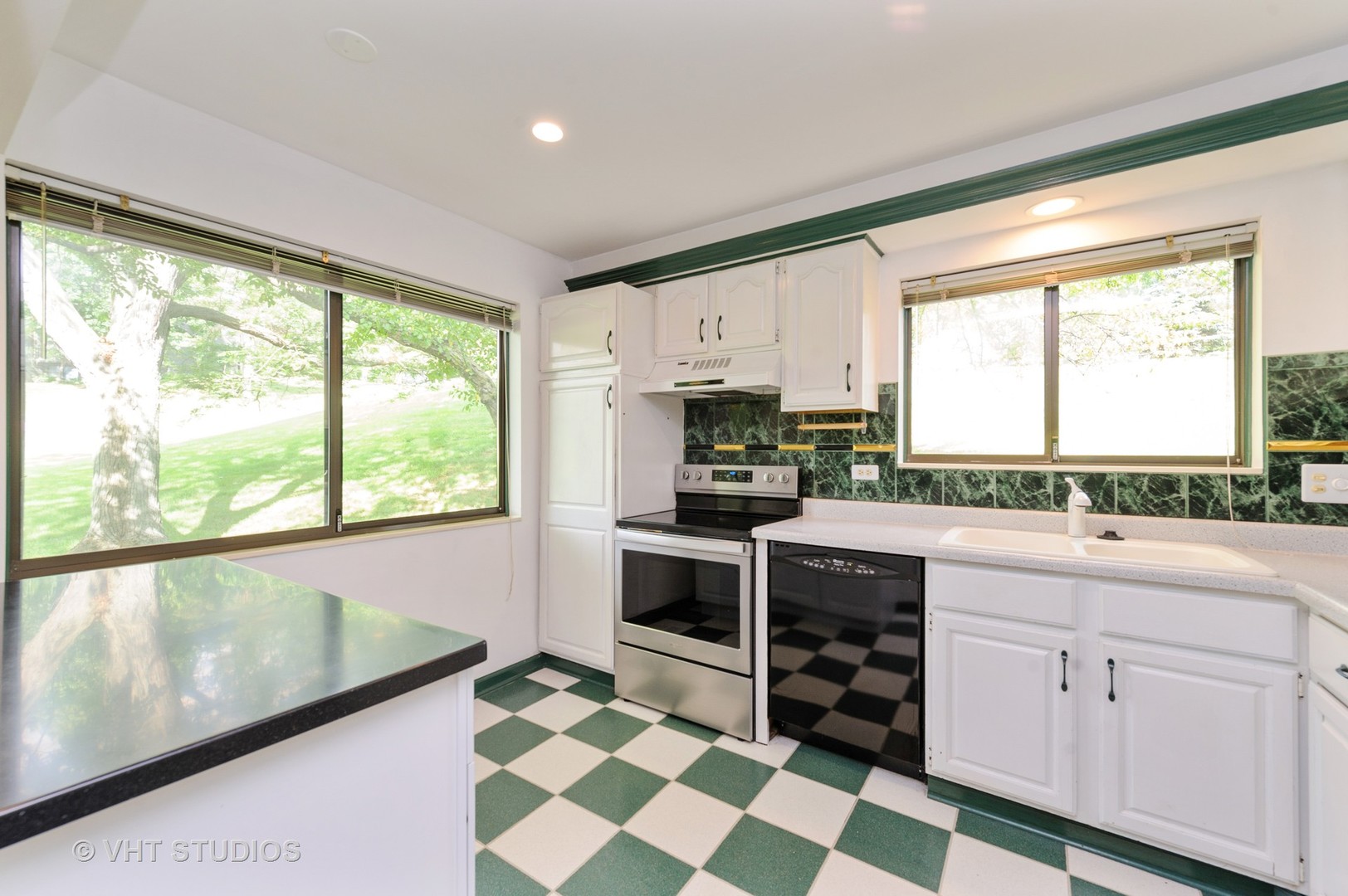 746 Oak Hill Road, Unit D Lake Barrington, IL 60010 - Photo 2 of 38
