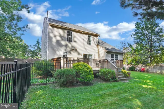 a view of yard with green space