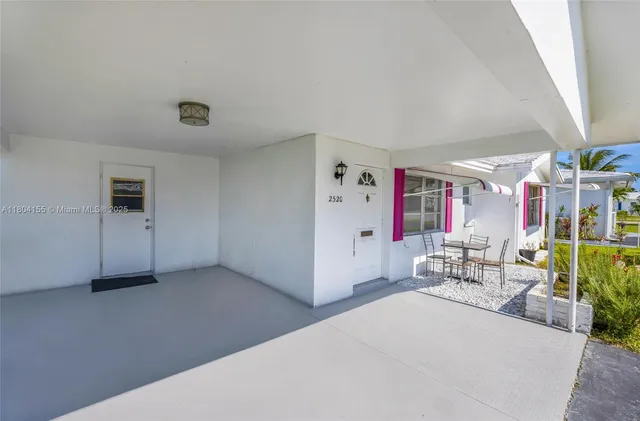 a view of livingroom with furniture