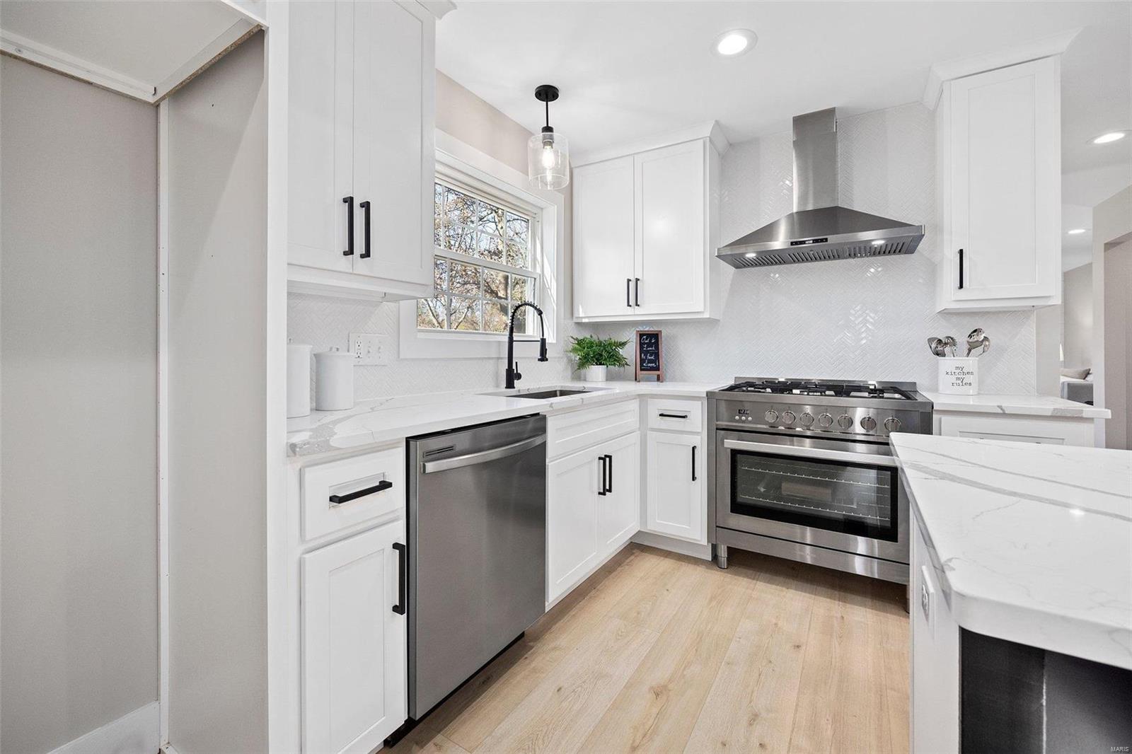 311 Breezeview Drive Ballwin, MO 63021 - Photo 12 of 48