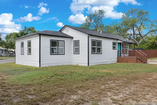 a view of a house with a yard