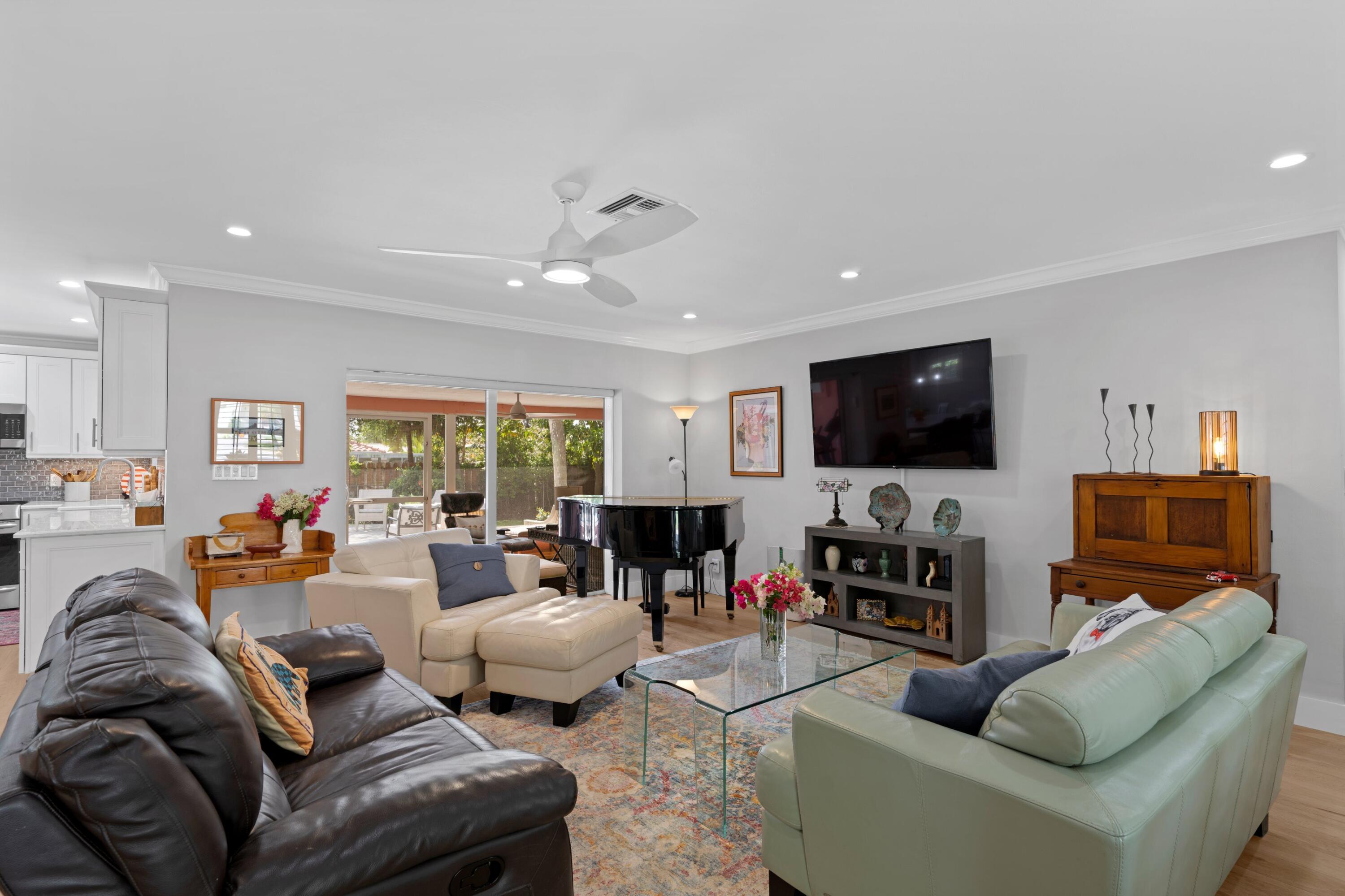 1052 Southwest 12th Terrace Boca Raton, FL 33486 - Photo 7 of 30 Living Room