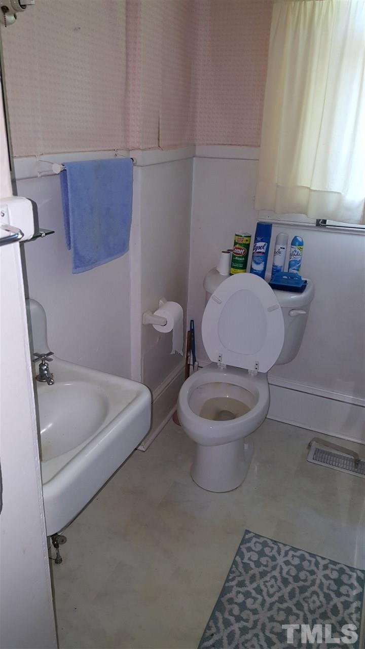 508 Burton Street Raleigh, NC 27608 - Photo 18 of 25 a bathroom with a toilet a sink and a bathtub