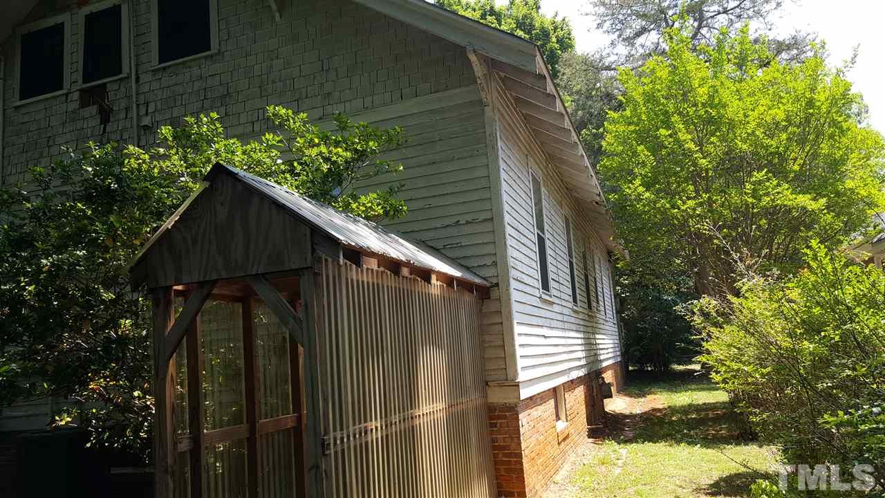 508 Burton Street Raleigh, NC 27608 - Photo 7 of 25 a backyard of a house with lots of green space