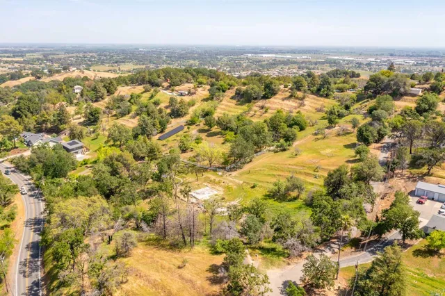 a view of yard with green space