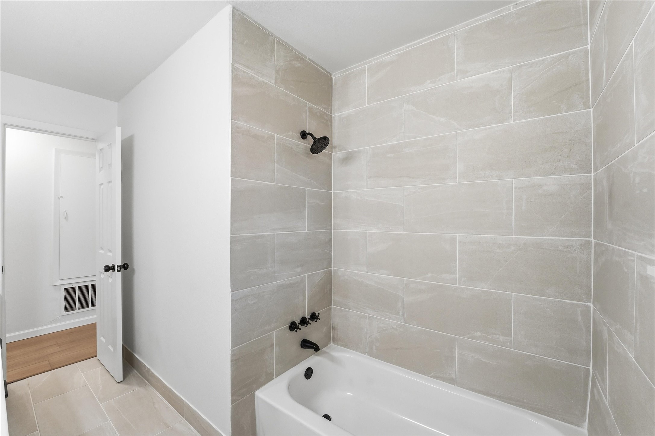10302 Belfast Road La Porte, TX 77571 - Photo 17 of 30 Tub/Shower
