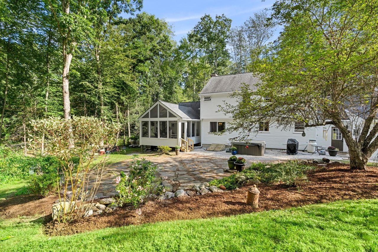 307 North Amherst Road Bedford, NH 03110 - Photo 5 of 40