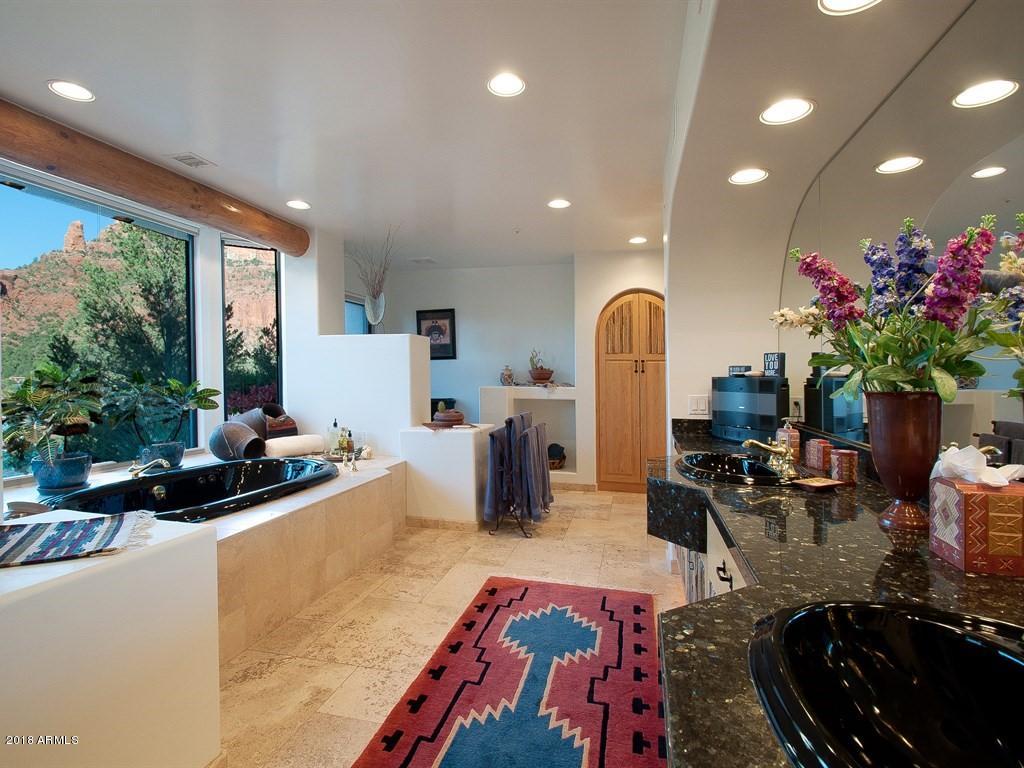 814 West Chapel Road Sedona, AZ 86336 - Photo 29 of 50 Homeowner's Bathroom Suite
