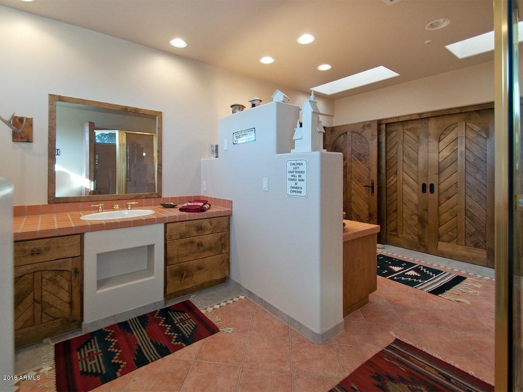 814 West Chapel Road Sedona, AZ 86336 - Photo 36 of 50 Guest Wing Bathroom Suite