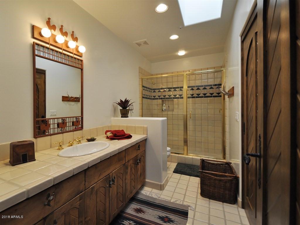 814 West Chapel Road Sedona, AZ 86336 - Photo 38 of 50 Guest Bathroom Suite