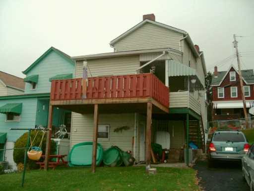 909 3rd Street McKees Rocks, PA 15136 - Photo 8 of 8 Yard/Garden.