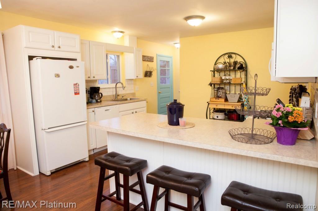 240 Wallace Way Howell, MI 48843 - Photo 8 of 20 240 Wallace Kitchen 1 (2).jpg