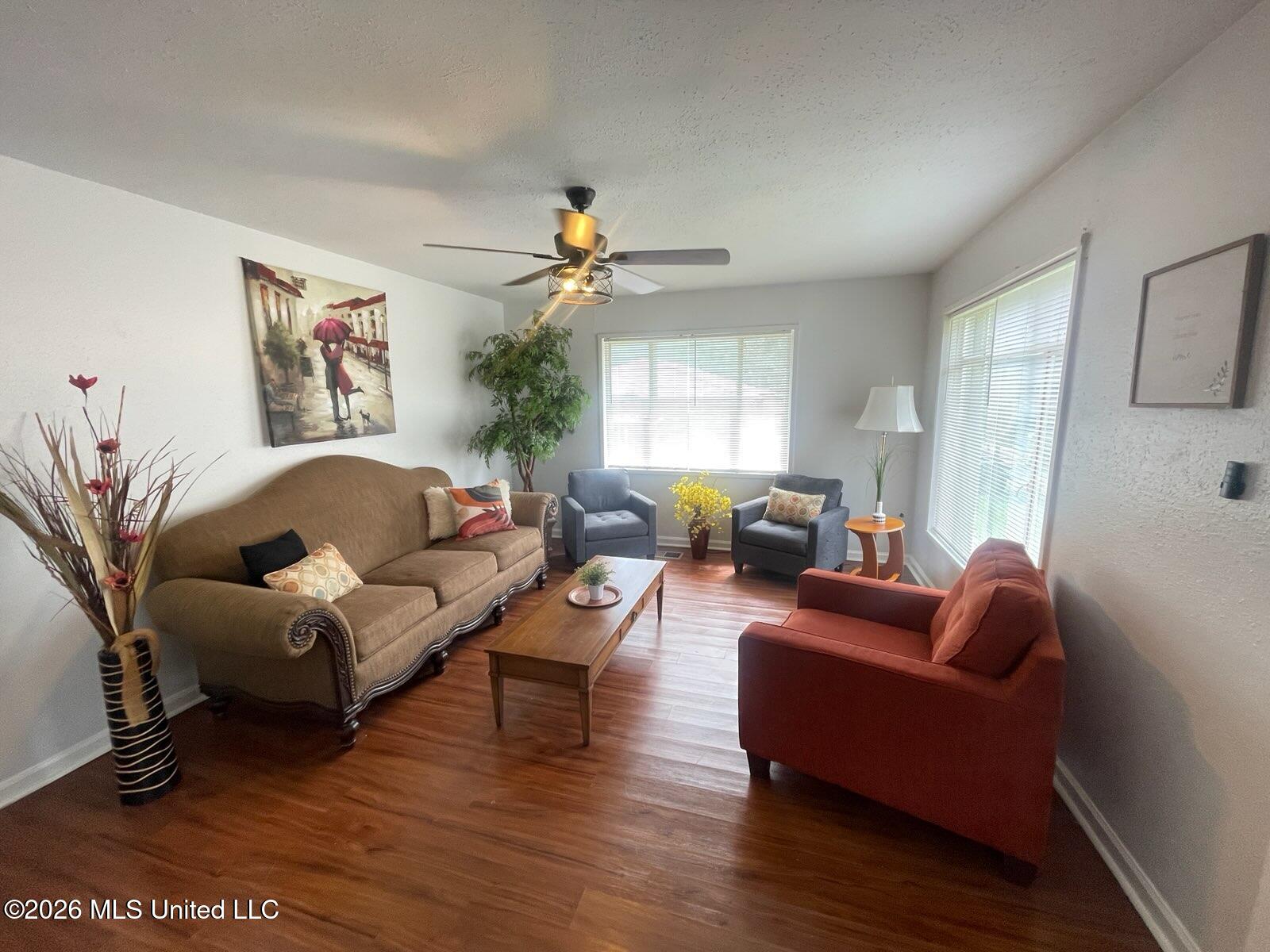 4524 25th Court Meridian, MS 39307 - Photo 3 of 14 LIVING ROOM