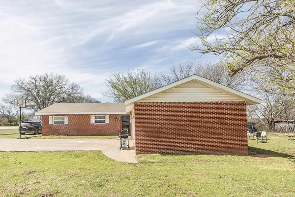 $155,000 | 809 E Highway, Nocona, TX 76255