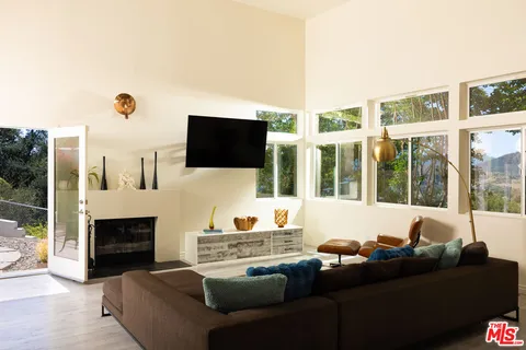 $1,695,000 | 28333 Foothill Drive, Agoura Hills, CA 91301