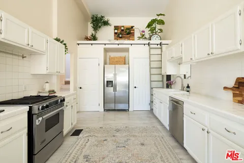 $1,695,000 | 28333 Foothill Drive, Agoura Hills, CA 91301