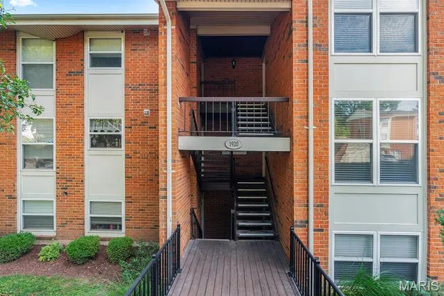 $1,650 | 1920 Hunting Lake Court, Unit 202, Kirkwood, MO 63122