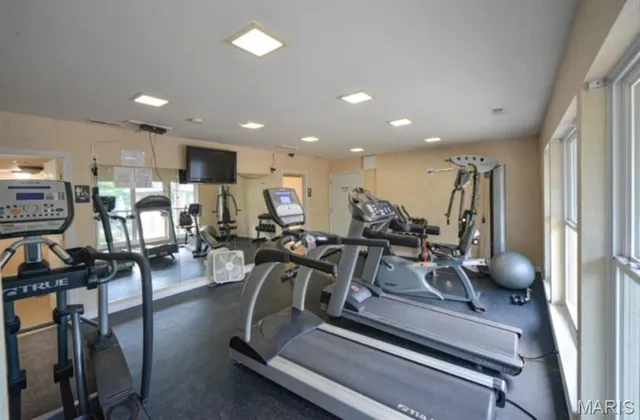 $1,650 | 1920 Hunting Lake Court, Unit 202, Kirkwood, MO 63122