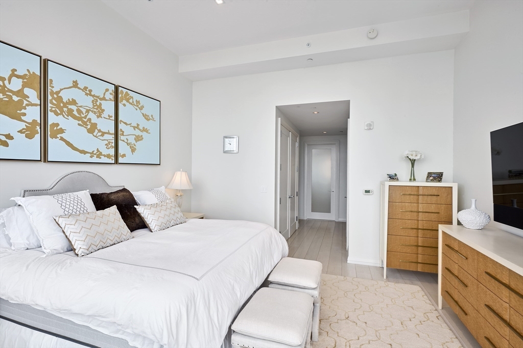 1 Franklin Street, Unit PH1B Boston, MA 02110 - Photo 18 of 42 a bedroom with a bed and a television