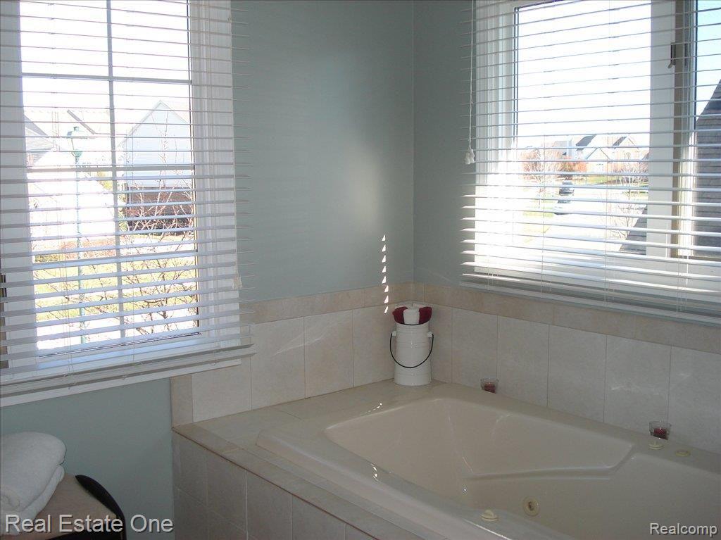 1322 Ross Lane Rochester, MI 48306 - Photo 8 of 25 Master Bath with Jetted Tub