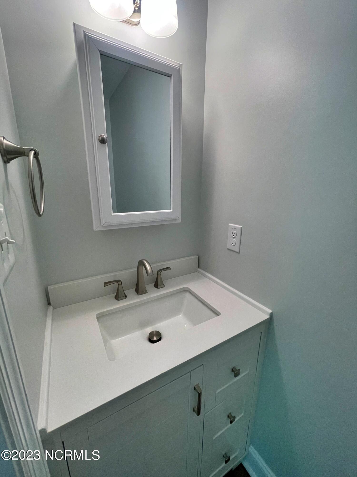 210 Poplar Street New Bern, NC 28560 - Photo 23 of 36 PRIMARY BR BATH