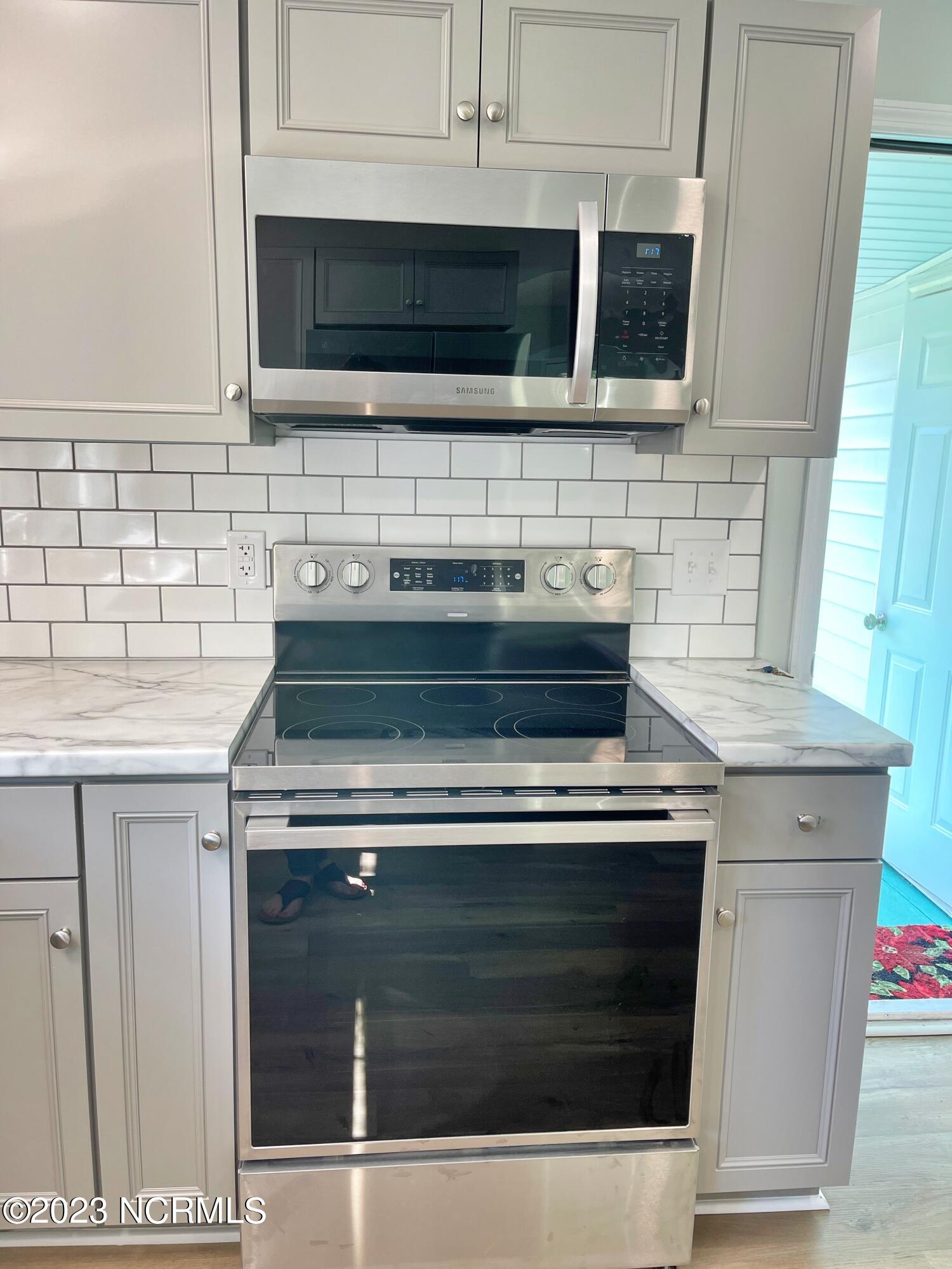 210 Poplar Street New Bern, NC 28560 - Photo 5 of 36 RANGE AND MICROWAVE
