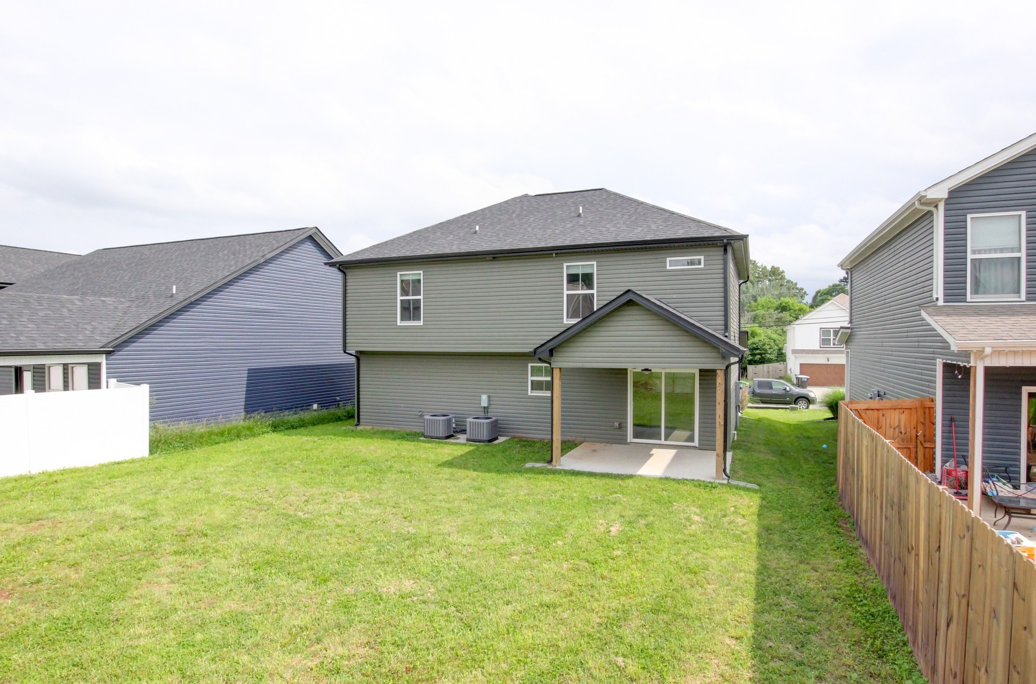 231 King Road Clarksville, TN 37042 - Photo 25 of 26 front view of a house with a yard