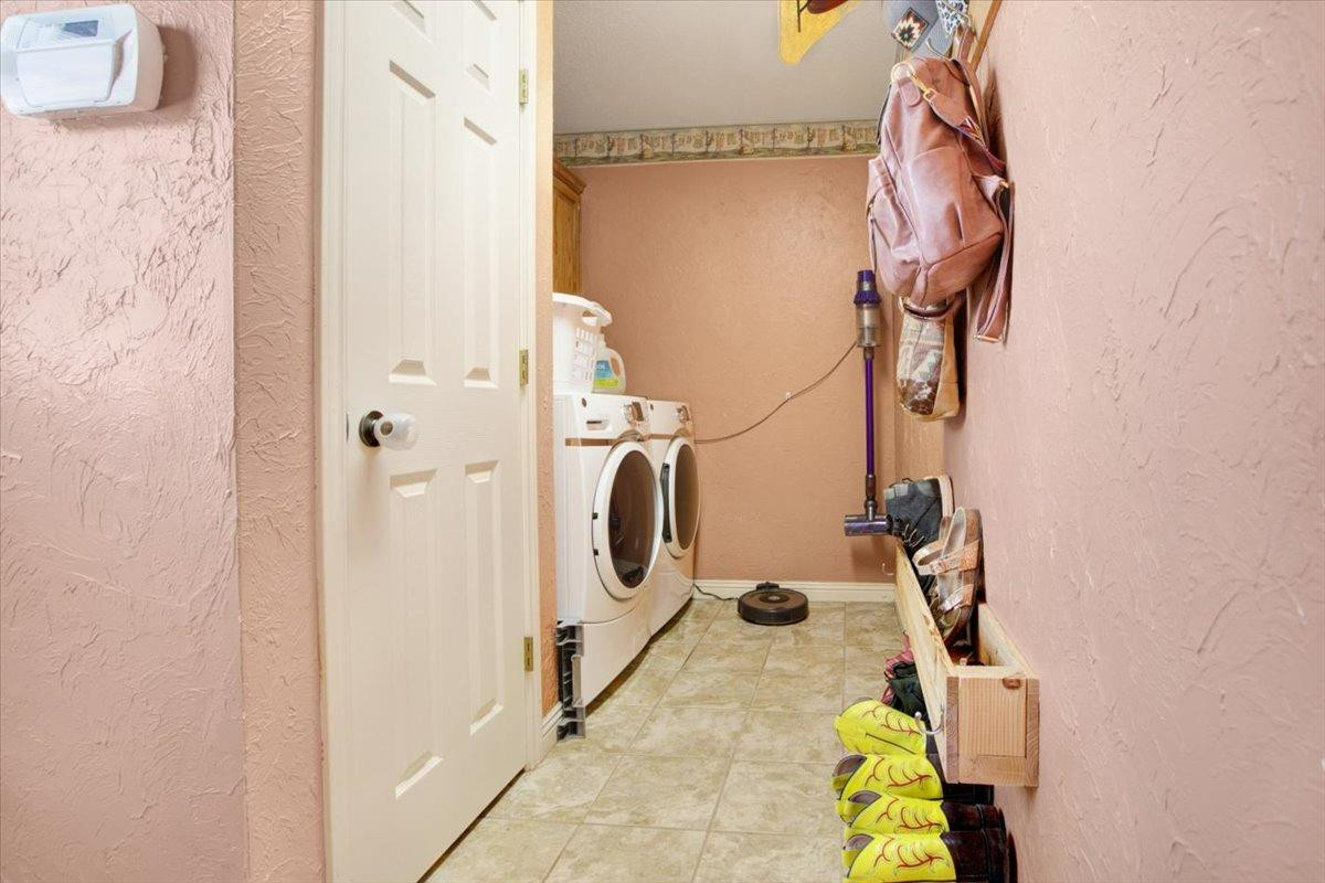 1703 Owl Road Lubbock, TX 79407 - Photo 21 of 33 a view of walk in closet