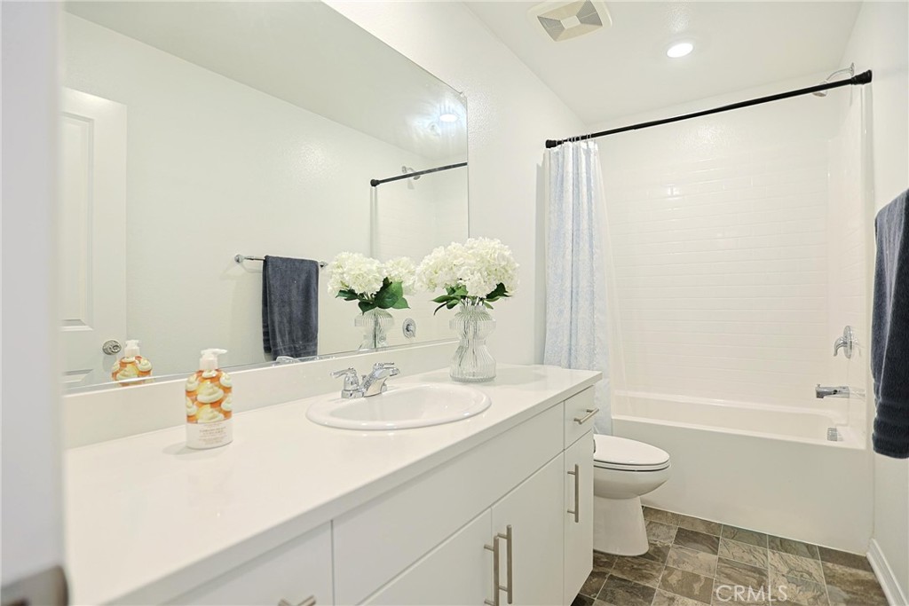 7486 Olive Grv Street Riverside, CA 92507 - Photo 48 of 57 Hallway bath