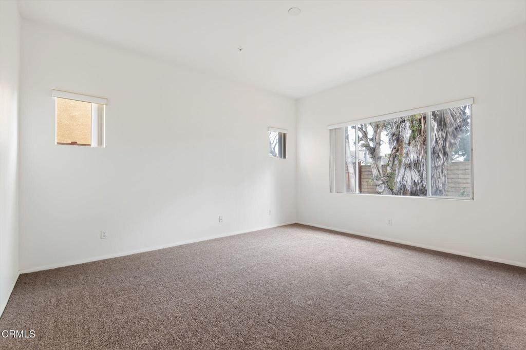 1930 Del Amo Way Oxnard, CA 93036 - Photo 19 of 31 an empty room with windows