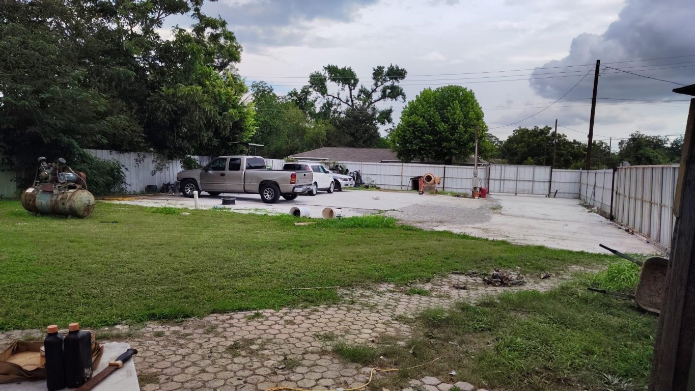 7445 Laura Koppe Road Houston, TX 77028 - Photo 3 of 9