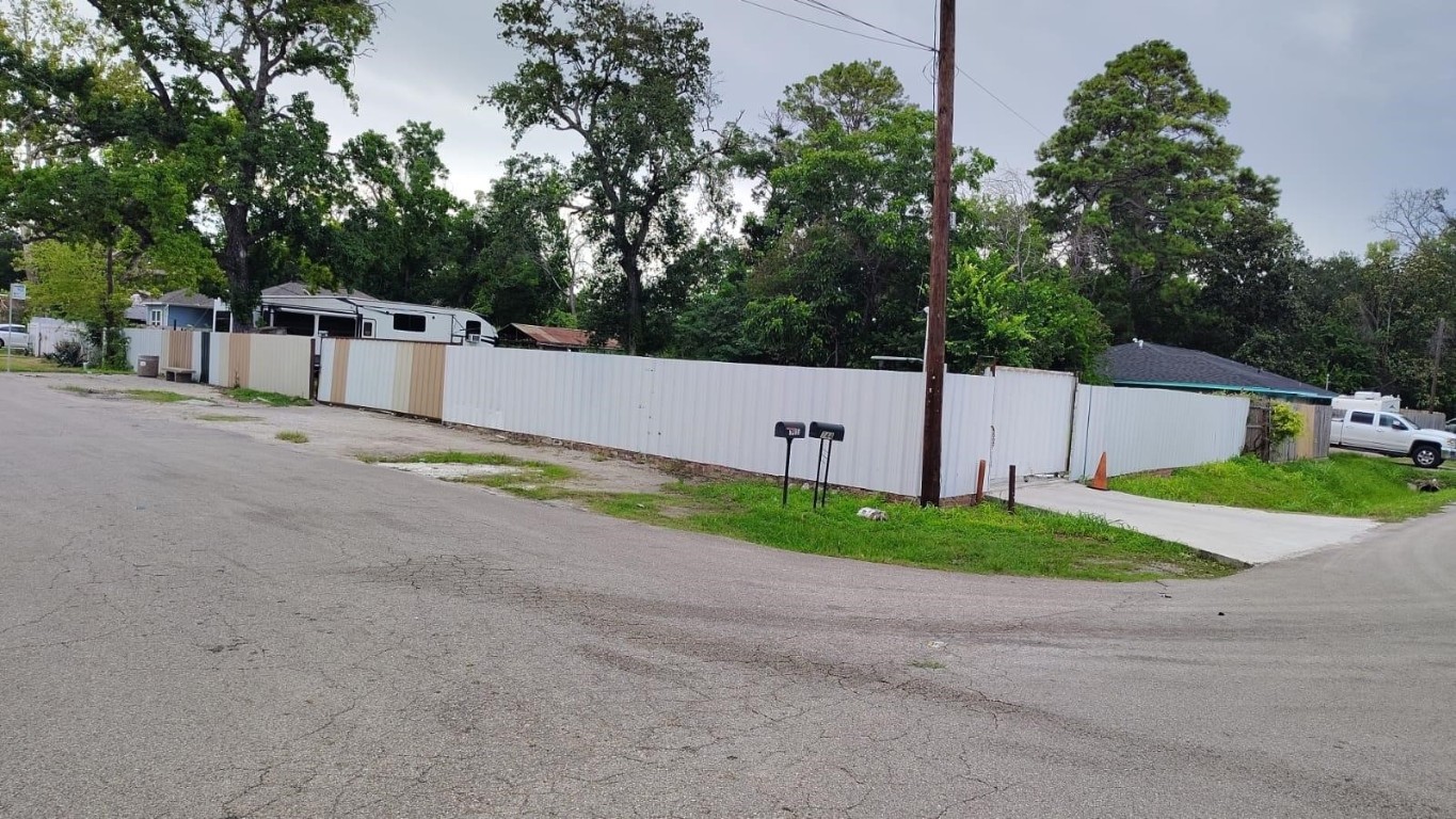 7445 Laura Koppe Road Houston, TX 77028 - Photo 7 of 9