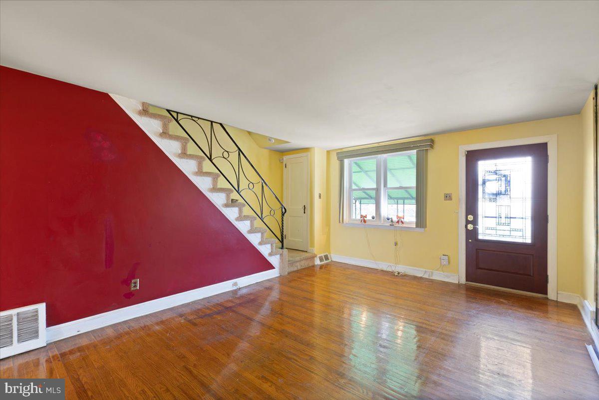 7668 Sherwood Road Philadelphia, PA 19151 - Photo 3 of 24 Living Room