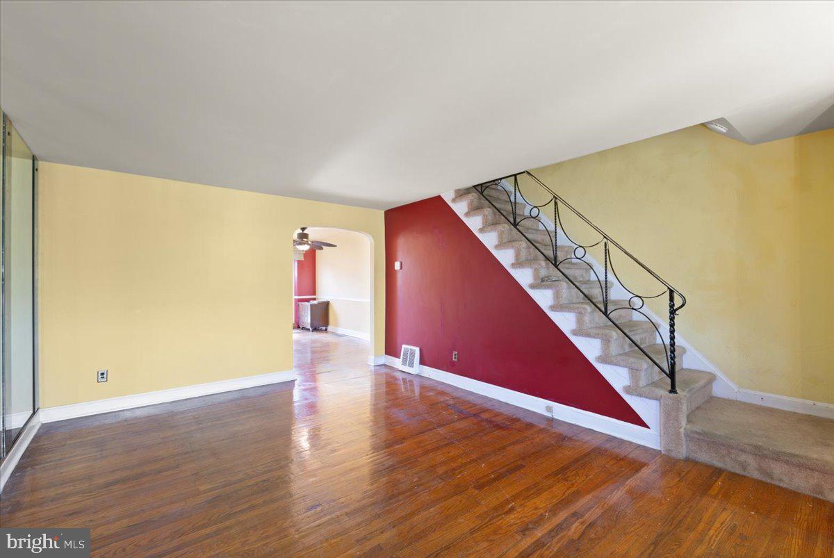 7668 Sherwood Road Philadelphia, PA 19151 - Photo 4 of 24 Living Room