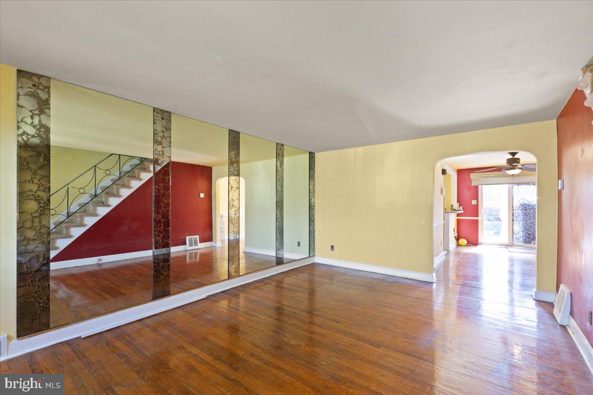 7668 Sherwood Road Philadelphia, PA 19151 - Photo 5 of 24 Living Room