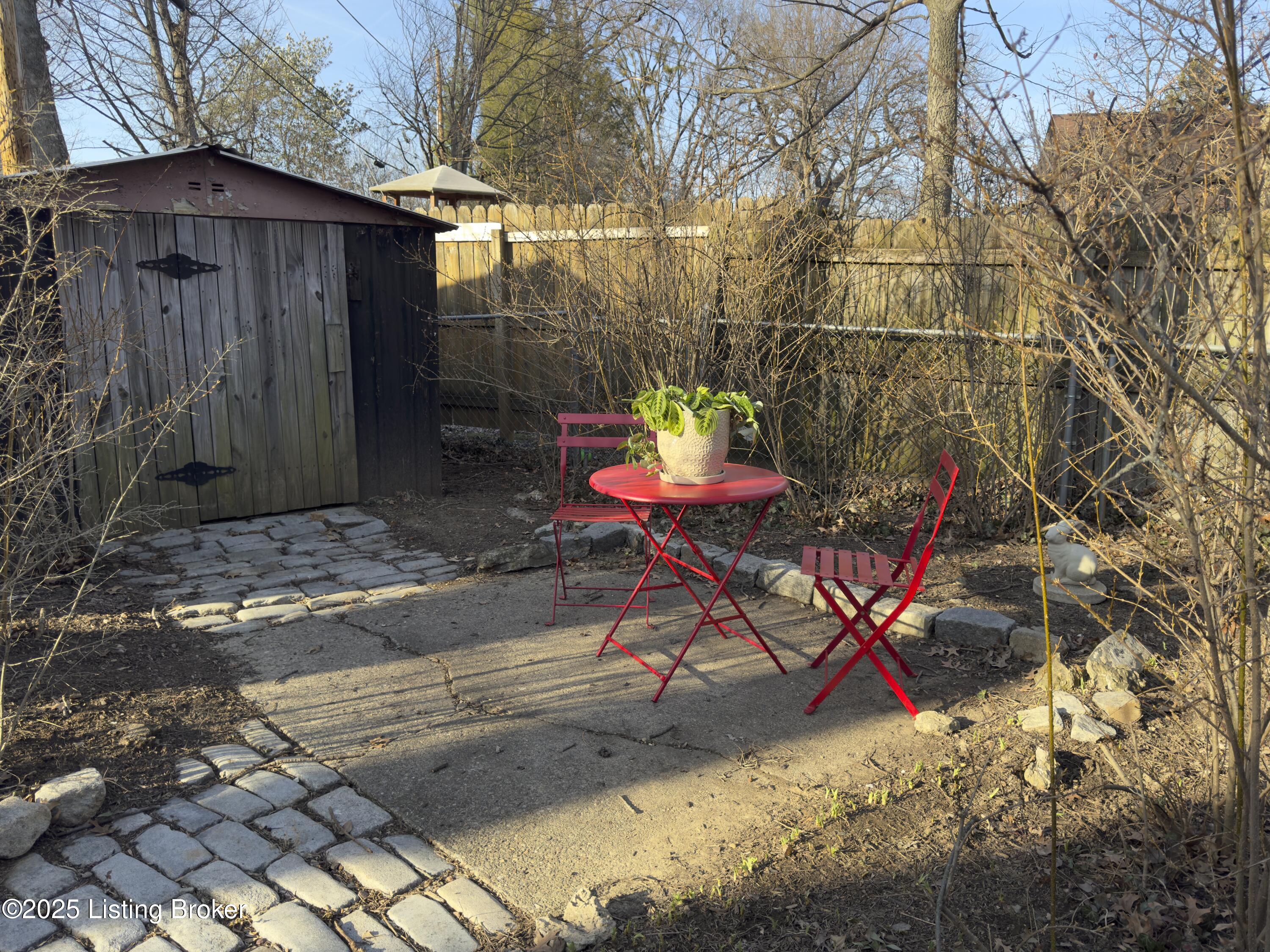 1 Ridge Road Louisville, KY 40205 - Photo 38 of 53 Seating area (Table and chairs do not stay)