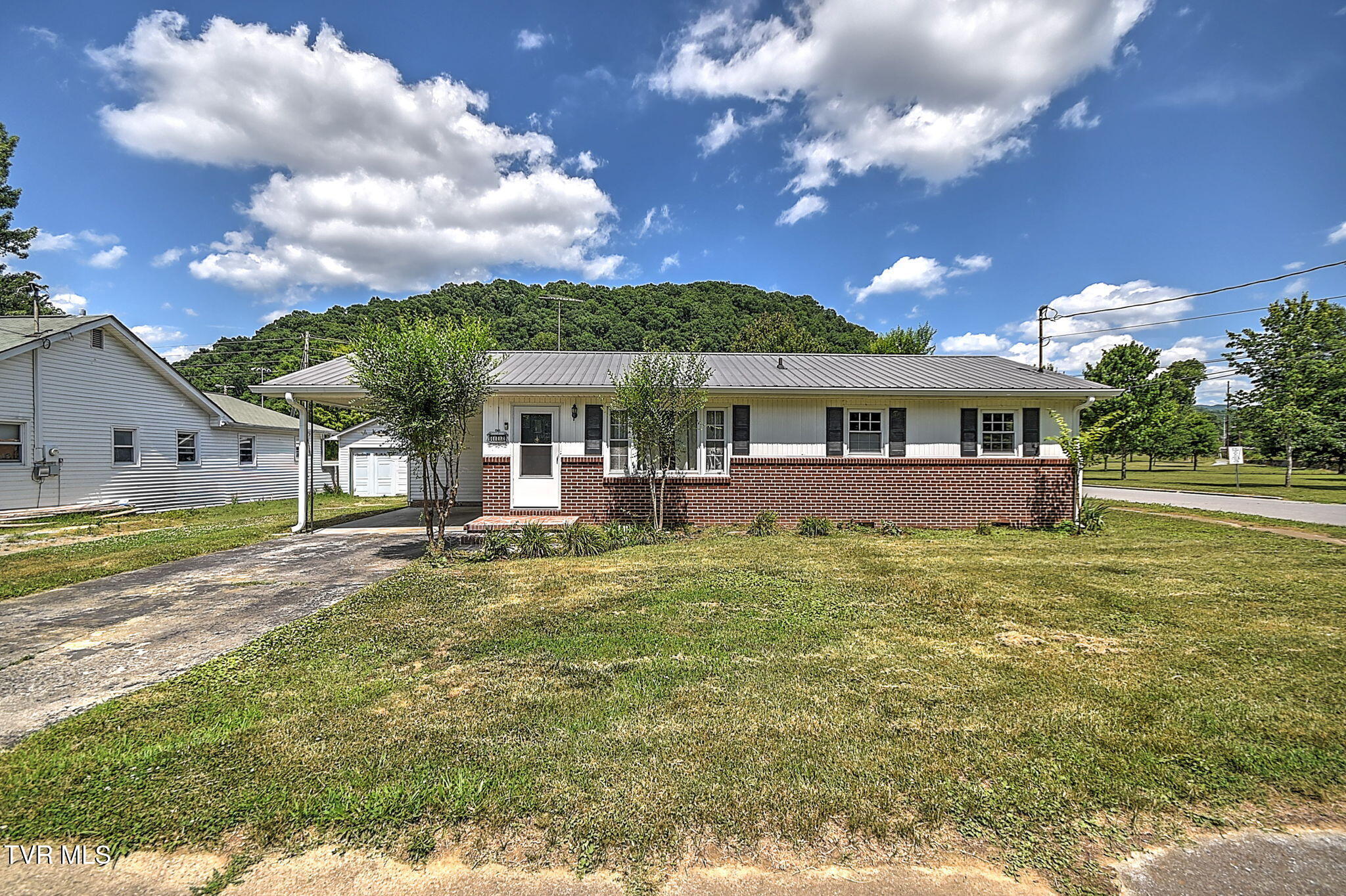 412 South Main Street Elizabethton, TN 37643 - Photo 1 of 34 1-web-or-mls-412 S Main JH-2