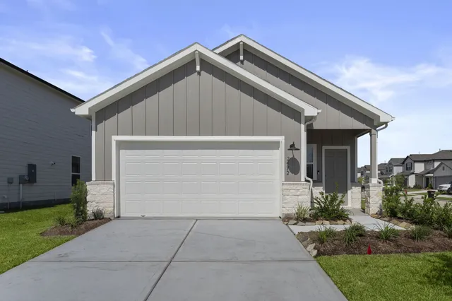 a front view of house with yard