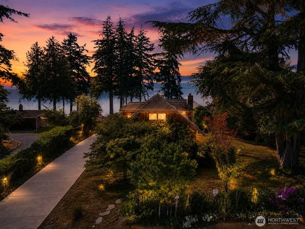 $650,000 | 516 1st Street, Steilacoom, WA 98388