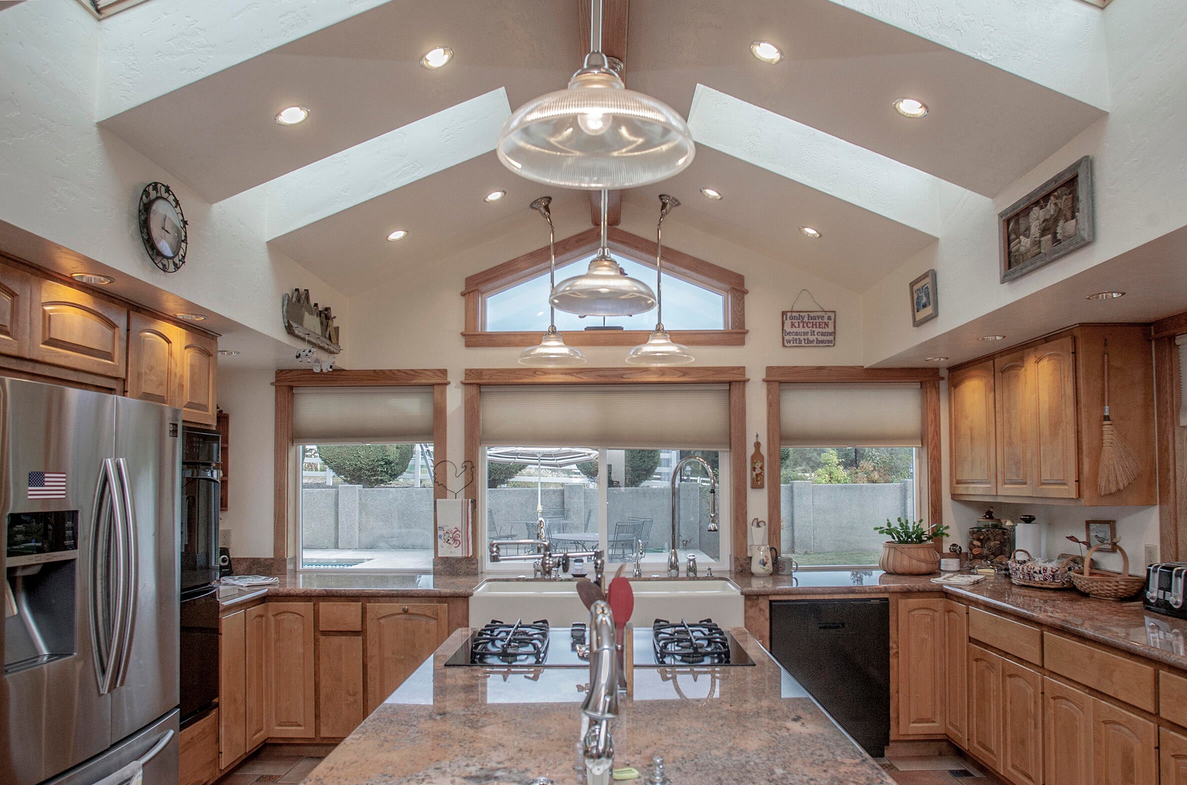 6554 Pioneer Road Medford, OR 97501 - Photo 12 of 50 Kitchen faces east