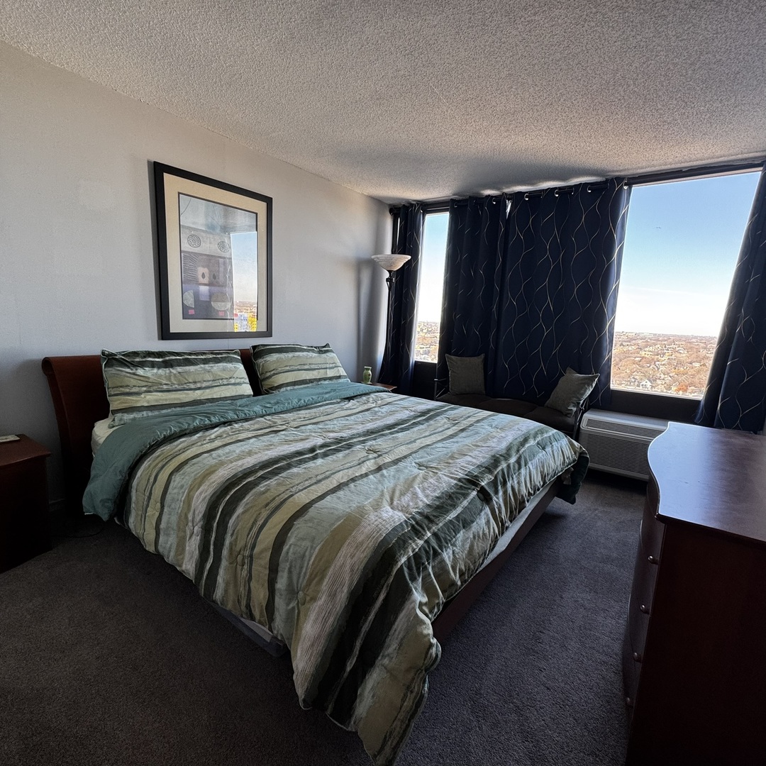 5320 North Sheridan Road, Unit 2001 Chicago, IL 60640 - Photo 8 of 14 a bedroom with bed and window