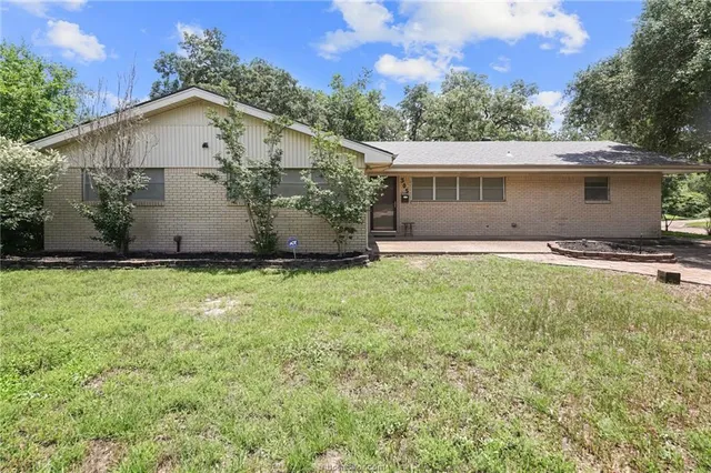 $3,500 | 305 West Brookside Drive, Bryan, TX 77801