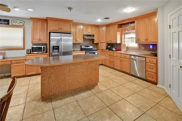 $3,200 | 305 West Brookside Drive, Bryan, TX 77801