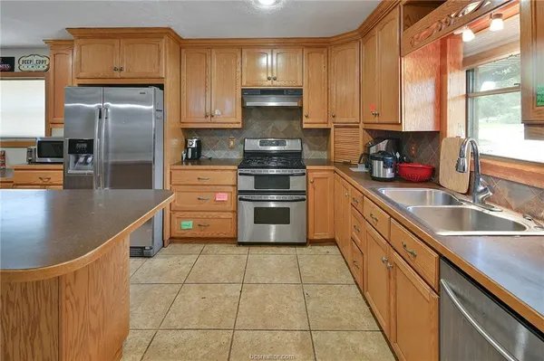 $3,200 | 305 West Brookside Drive, Bryan, TX 77801