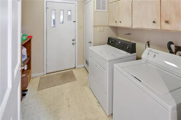 $3,200 | 305 West Brookside Drive, Bryan, TX 77801