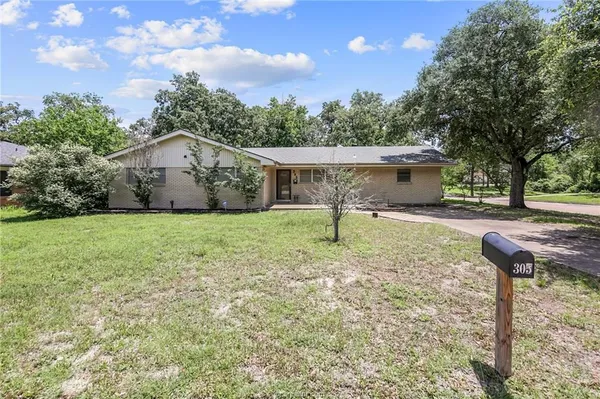 $3,200 | 305 West Brookside Drive, Bryan, TX 77801