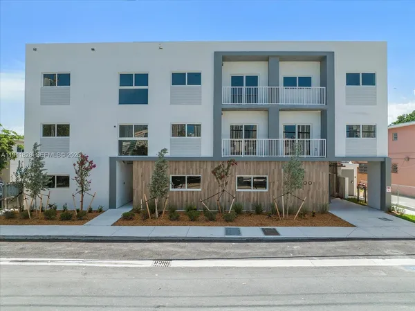$2,400 | 420 Southwest 7th Avenue, Unit 203, Miami, FL 33130