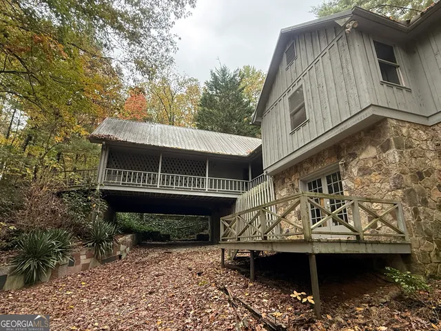 a view of small house with a yard