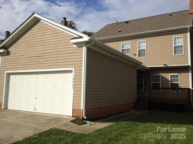 a view of backyard of the house
